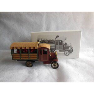 Dept 56 Christmas in the City - Poinsettia Delivery Truck